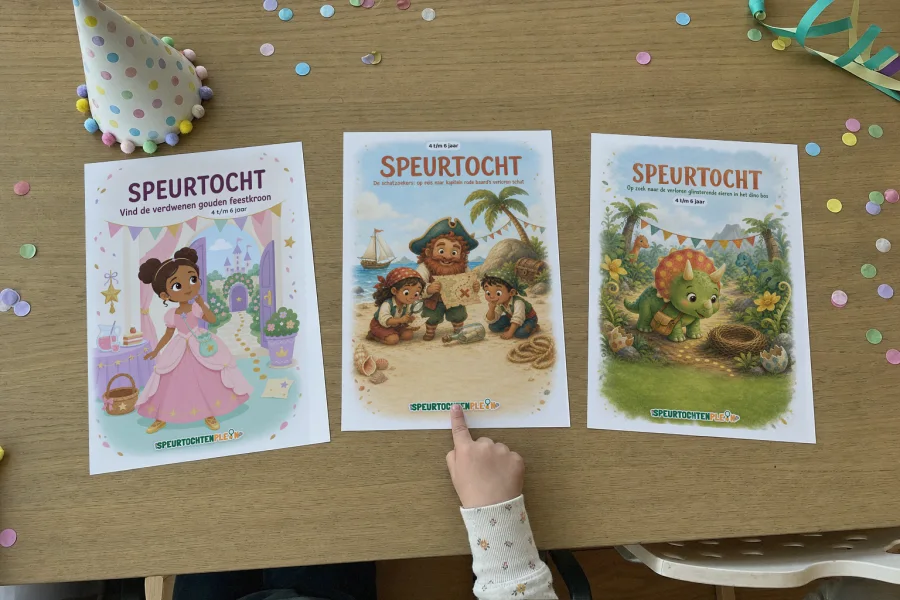 Drie speurtochten met verschillende thema's op tafel
