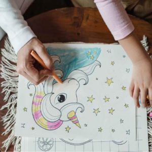 Kind maakt tekening unicorn