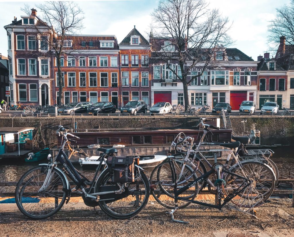 Groningen binnenstad met fietsen langs het water