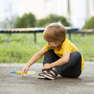 Jongetje spoortzoekertje pijlen maken