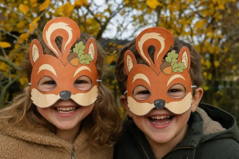 Twee kinderen dragen een roodbruin eekhoornmasker met staart en blaadjes