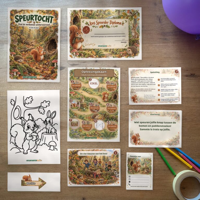 Alle onderdelen van de bos Speurtocht op tafel: voorblad, diploma, oplossingskaart, kleurplaat, opdrachtkaarten, speluitleg, uitnodigingen en pijlen