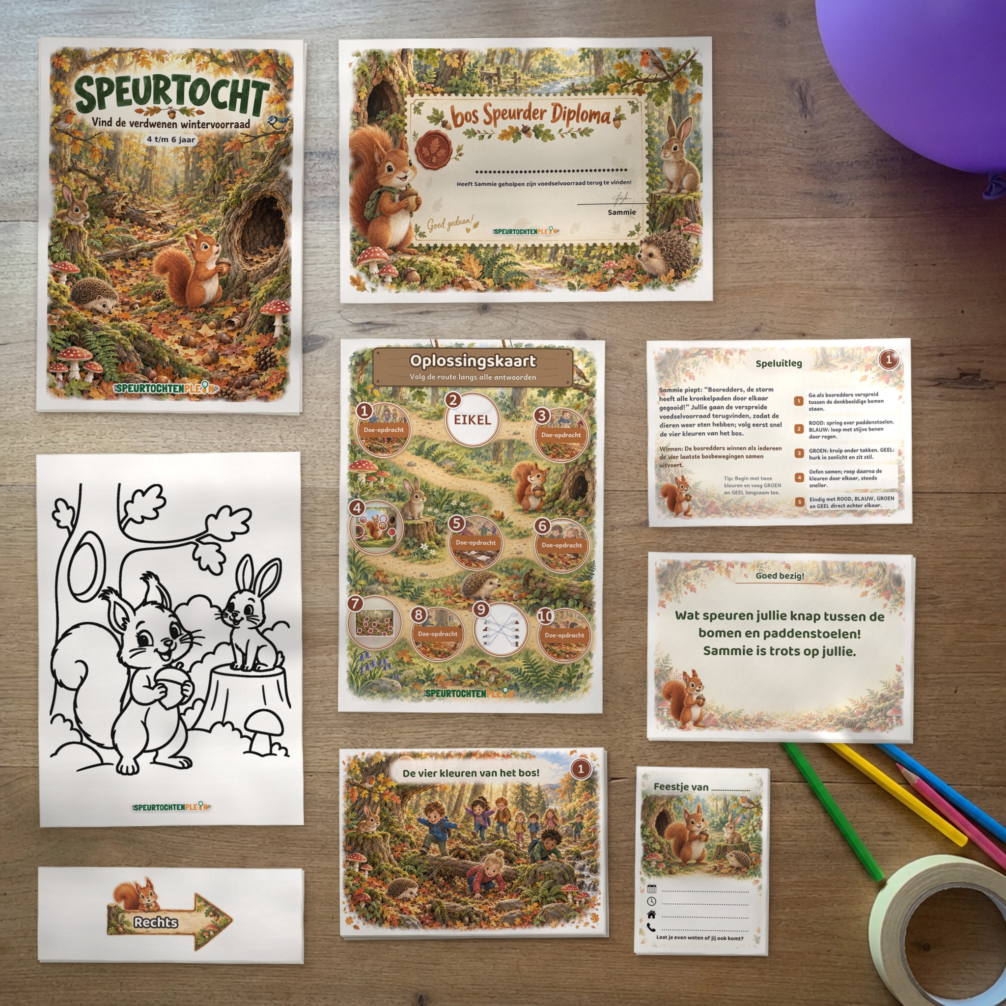 Alle onderdelen van de bos Speurtocht op tafel: voorblad, diploma, oplossingskaart, kleurplaat, opdrachtkaarten, speluitleg, uitnodigingen en pijlen