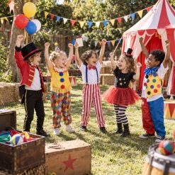 Blije kinderen hebben de schat gevonden bij de Circus Speurtocht
