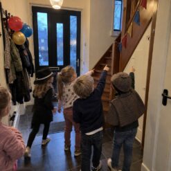 Kinderen zoeken samen naar aanwijzingen bij de Detective Speurtocht
