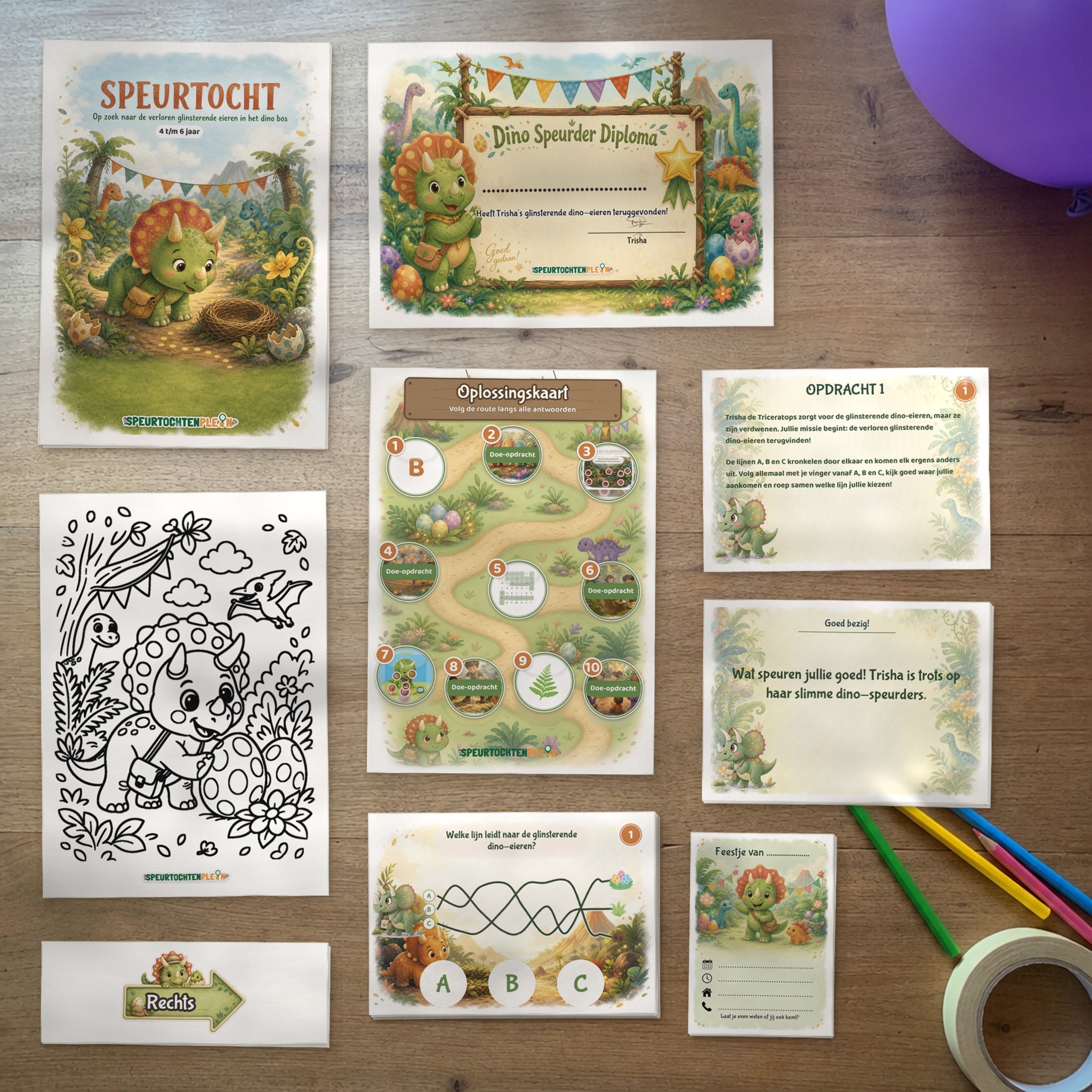 Alle onderdelen van de Dino Speurtocht op tafel: voorblad, diploma, oplossingskaart, kleurplaat, opdrachtkaarten, speluitleg, uitnodigingen en pijlen