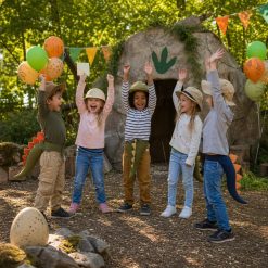 Blije kinderen hebben de schat gevonden bij de Dino Speurtocht