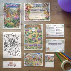 Alle onderdelen van de Feeën Speurtocht op tafel: voorblad, diploma, oplossingskaart, kleurplaat, opdrachtkaarten, speluitleg, uitnodigingen en pijlen