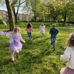 Blije kinderen hebben de schat gevonden bij de Feeën Speurtocht