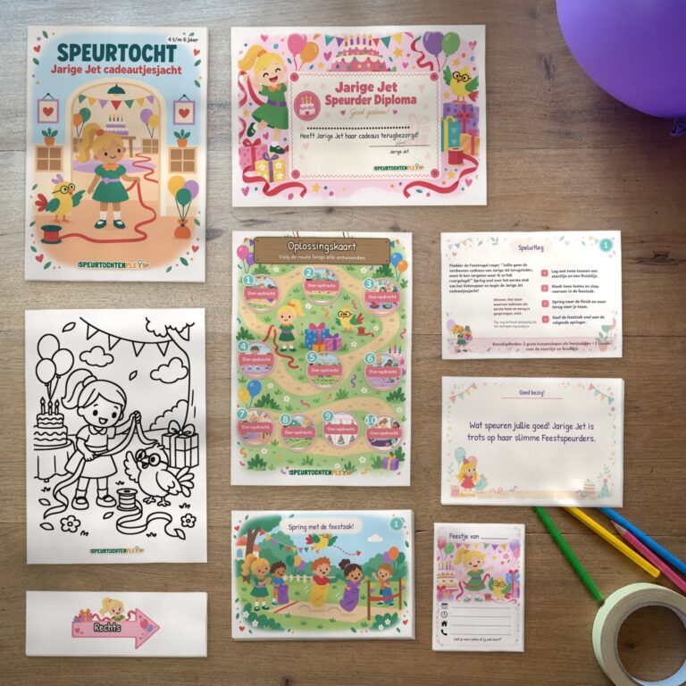 Alle onderdelen van de Jarige Jet Speurtocht op tafel: voorblad, diploma, oplossingskaart, kleurplaat, opdrachtkaarten, speluitleg, uitnodigingen en pijlen