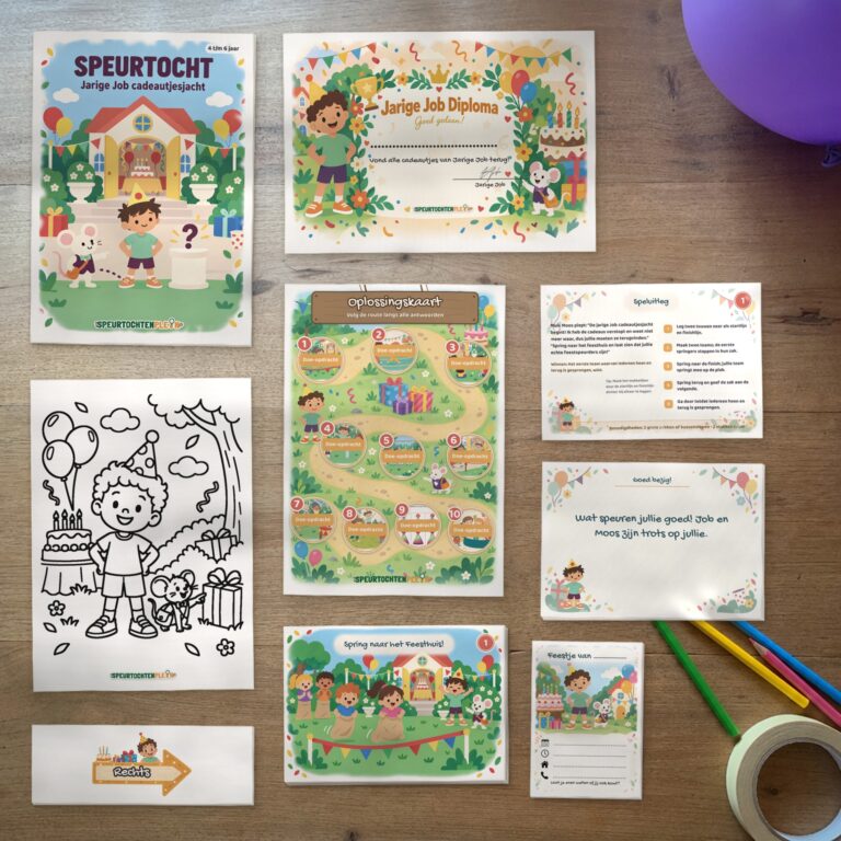 Alle onderdelen van de Jarige Job Speurtocht op tafel: voorblad, diploma, oplossingskaart, kleurplaat, opdrachtkaarten, speluitleg, uitnodigingen en pijlen