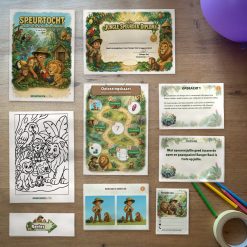 Alle onderdelen van de Jungle Speurtocht op tafel: voorblad, diploma, oplossingskaart, kleurplaat, opdrachtkaarten, speluitleg, uitnodigingen en pijlen