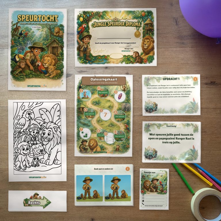 Alle onderdelen van de Jungle Speurtocht op tafel: voorblad, diploma, oplossingskaart, kleurplaat, opdrachtkaarten, speluitleg, uitnodigingen en pijlen