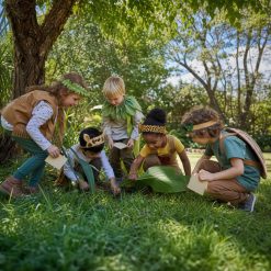 Kinderen zoeken samen naar aanwijzingen bij de Jungle Speurtocht