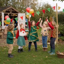 Blije kinderen hebben de schat gevonden bij de kerst Speurtocht