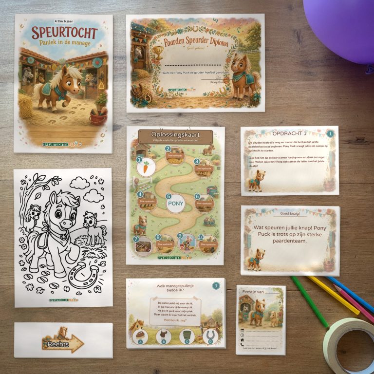 Alle onderdelen van de Paarden Speurtocht op tafel: voorblad, diploma, oplossingskaart, kleurplaat, opdrachtkaarten, speluitleg, uitnodigingen en pijlen