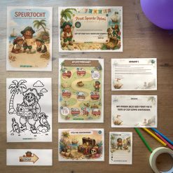 Alle onderdelen van de Piraat Speurtocht op tafel: voorblad, diploma, oplossingskaart, kleurplaat, opdrachtkaarten, speluitleg, uitnodigingen en pijlen