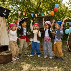 Blije kinderen hebben de schat gevonden bij de Piraat Speurtocht