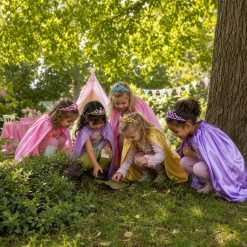 Kinderen zoeken samen naar aanwijzingen bij de Prinses Speurtocht