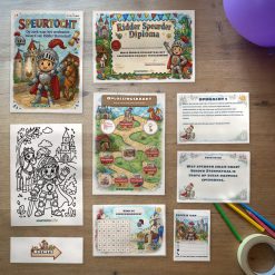 Alle onderdelen van de Ridder Speurtocht op tafel: voorblad, diploma, oplossingskaart, kleurplaat, opdrachtkaarten, speluitleg, uitnodigingen en pijlen