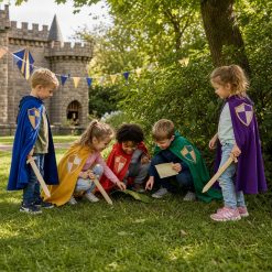 Kinderen zoeken samen naar aanwijzingen bij de Ridder Speurtocht