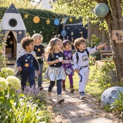 Kinderen op speurtocht tijdens een Ruimte Speurtocht kinderfeestje