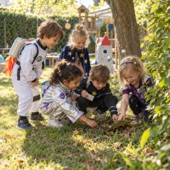 Kinderen zoeken samen naar aanwijzingen bij de Ruimte Speurtocht