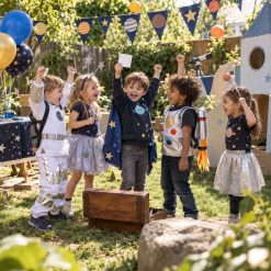 Blije kinderen hebben de schat gevonden bij de Ruimte Speurtocht
