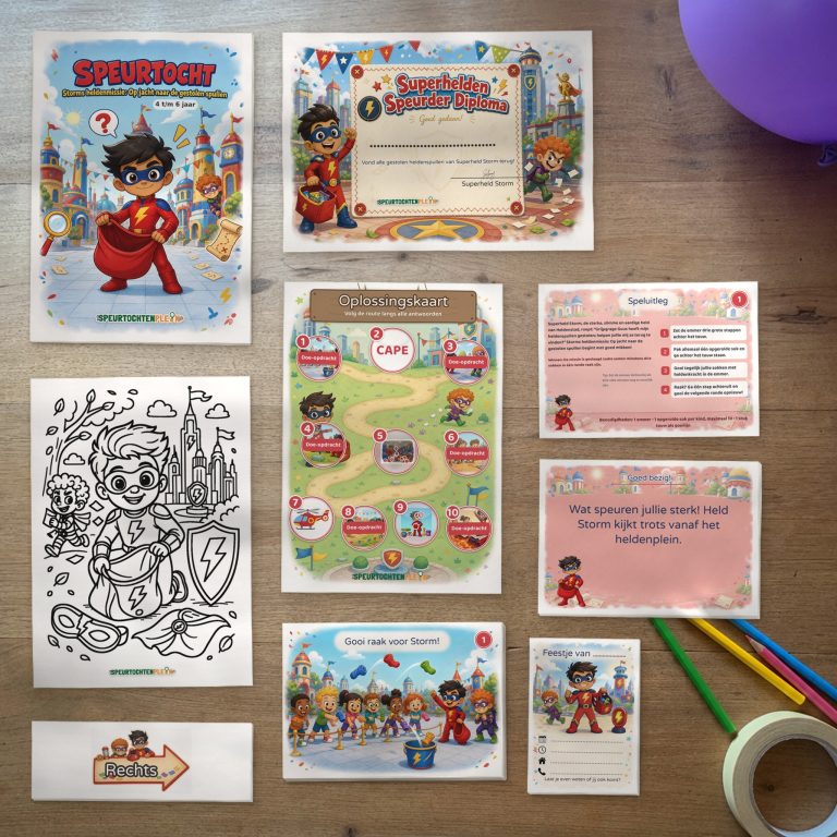 Alle onderdelen van de Superhelden Speurtocht op tafel: voorblad, diploma, oplossingskaart, kleurplaat, opdrachtkaarten, speluitleg, uitnodigingen en pijlen