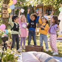 Blije kinderen hebben de schat gevonden bij de Vloggen Speurtocht