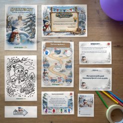 Alle onderdelen van de Winter Speurtocht op tafel: voorblad, diploma, oplossingskaart, kleurplaat, opdrachtkaarten, speluitleg, uitnodigingen en pijlen